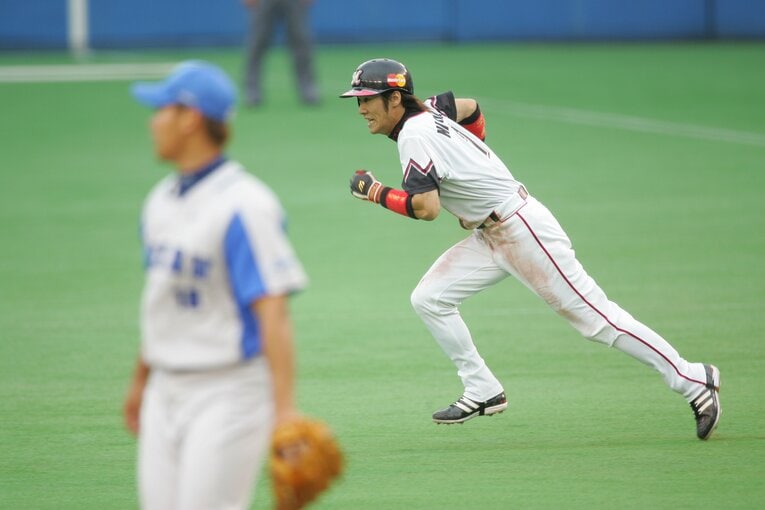 2005年の西岡剛。異次元スピード（ロッテ　1/4）　©BUNGEISHUNJU