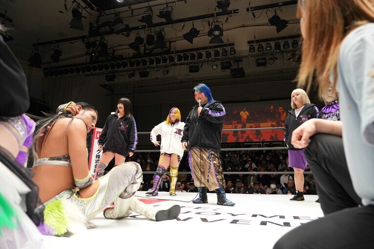 刀羅ナツコら大江戸隊の手荒い追い出しセレモニーを受けたジュリア　©Essei Hara