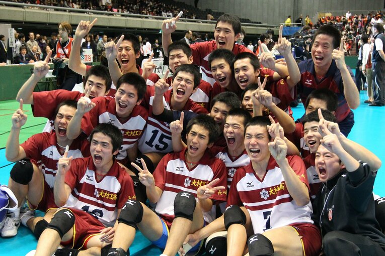 大村工業高校1年の時に春高バレーを優勝を経験した大宅真樹（後段中央、2012年1月）©︎YUTAKA/AFLO SPORT