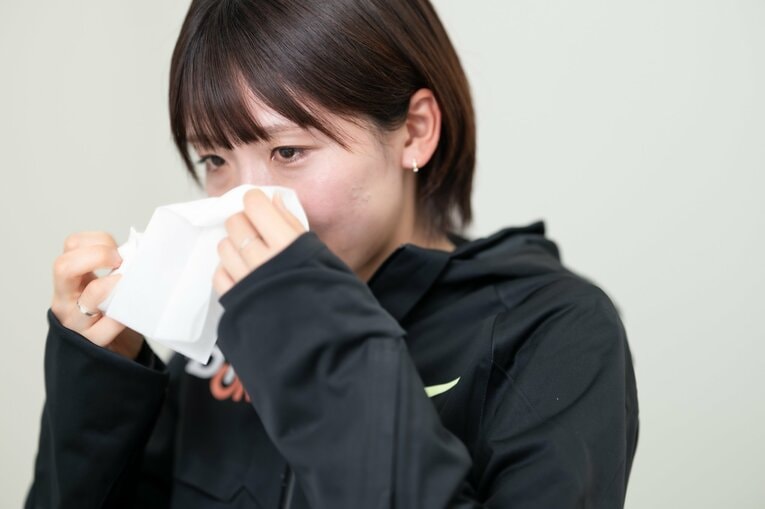 インタビュー中には涙をぬぐう場面も　©Miki Fukano