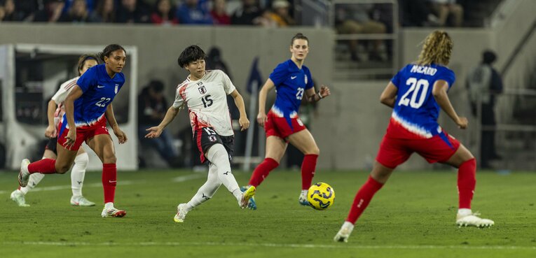 アメリカの守備網にも臆することなくボールを動かす藤野　©Getty Images