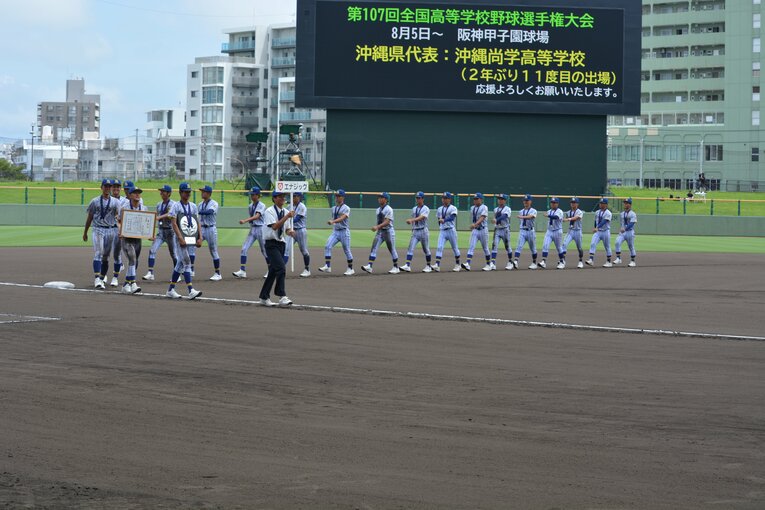 表彰式で行進するエナジックの選手たち　©Takarin Matsunaga