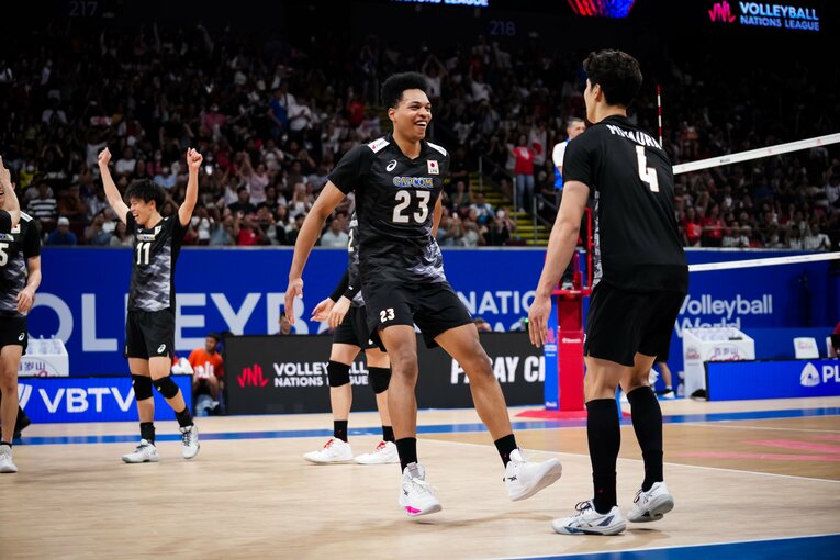 エバデダン ラリー、宮浦健人（VNLアメリカ戦）　©︎Volleyball World