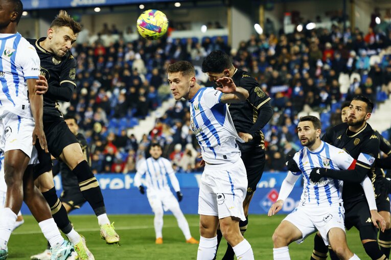 「W杯出番なし」からのリスタート…柴崎岳は今、スペイン2部でどうなっている？“思いを内に秘めたはず”30歳の今を撮った(18)