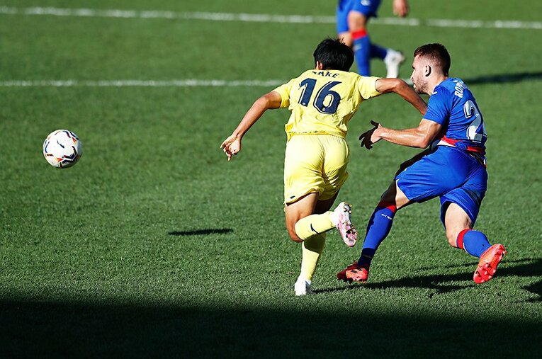 マーカーの厳しいチェックにも臆することなくボールに向かう久保建英。この日は出場10分強ながら決定機を創出した ／ photograph by Daisuke Nakashima