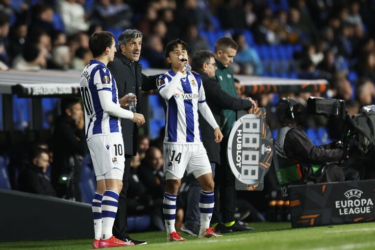 久保建英が「ベンチで同僚を爆笑させてる」“最高の1枚”を撮影後…過密日程に「ちょっとツラいかな」本人が語った“意外な理由”を思い出す(8)