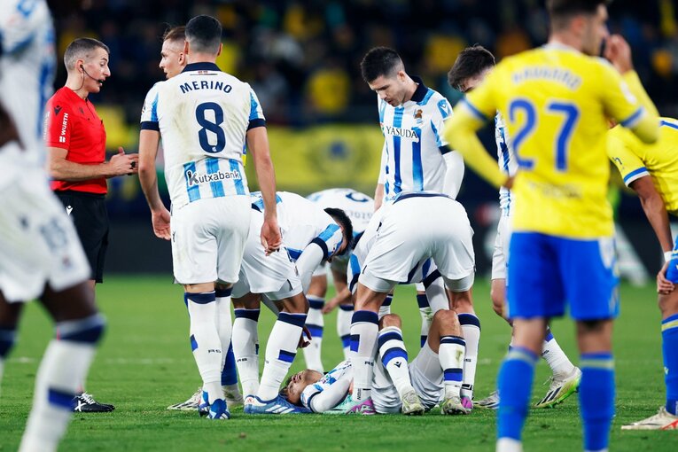 久保へのファールに駆けつけて心配をする仲間たち