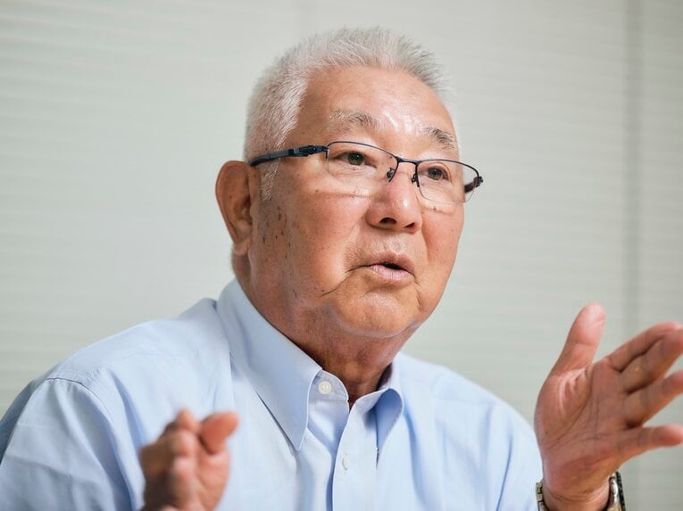 森昌彦に指導された捕球姿勢と自身の“構え”の違いについて語る大矢明彦　©Yuki Suenaga