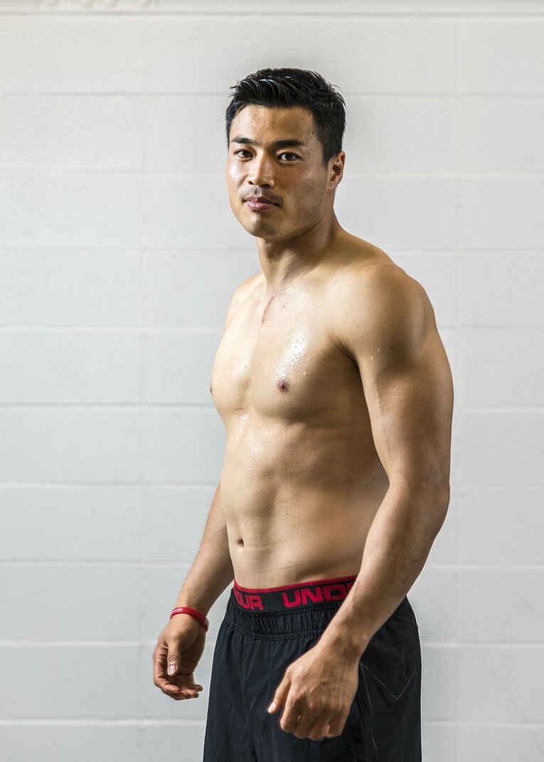 Number Doのインタビュー取材にて肉体を披露する山田章仁（2017年）©Takuya Sugiyama