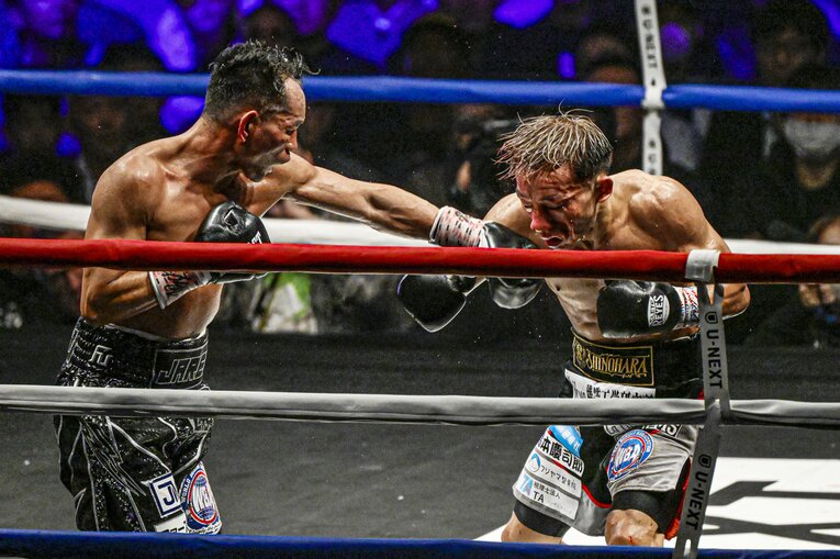 ドネアの左を被弾する堤聖也　©Takuya Sugiyama