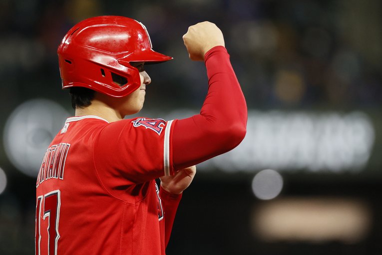 ガッツポーズをする大谷翔平