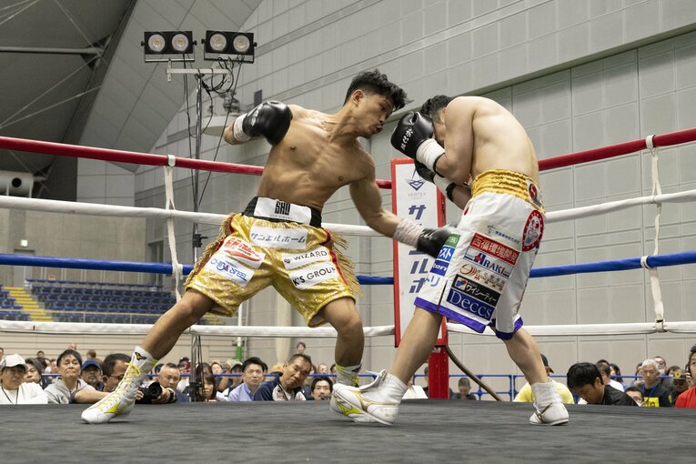 引退興行で八重樫東と激しく打ち合う木村翔　©Tadashi Hosoda