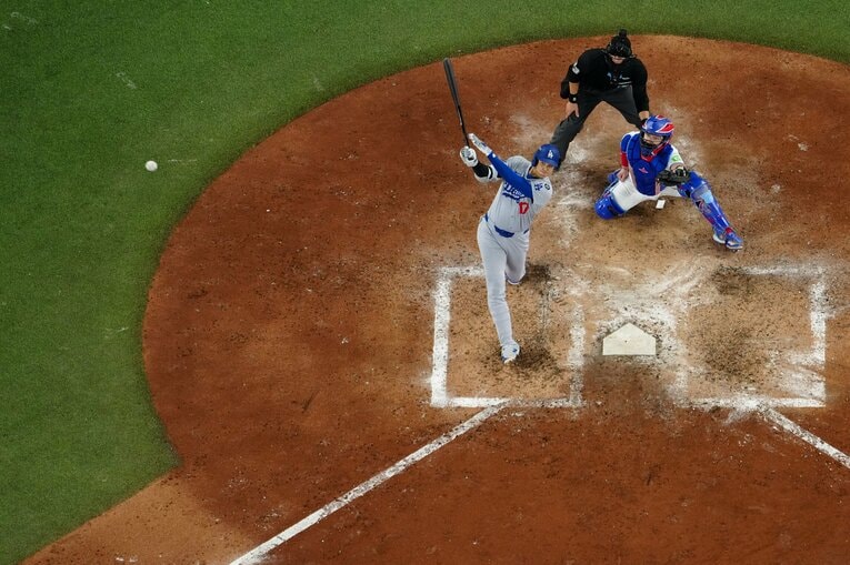 【ドジャースのテレビに映らない名場面】大谷のワールドシリーズ第1号（写真はまだまだ続きます）　©Getty Images