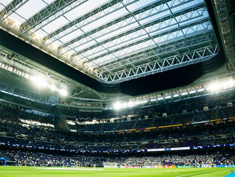 ベルナベウ天井は屋根が閉められ、大きな歓声が反響して反撃の空気を高めた　©Daisuke Nakashima