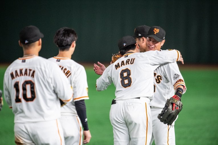 10月23日、亀井の引退セレモニーが行われたヤクルト戦。6回ライトの守りに就いて直後に交代する亀井、後輩たちと抱き合い、涙する場面も　©Nanae Suzuki