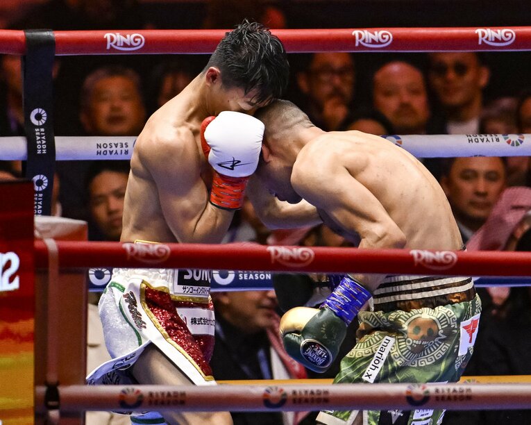 前進するエルナンデスの頭がバッテイングした瞬間　©︎Hiroai Finito Yamaguchi