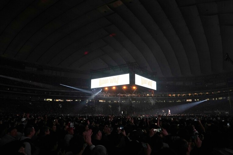 東京ドームの花道を歩くウルフアロン　©Masashi Hara