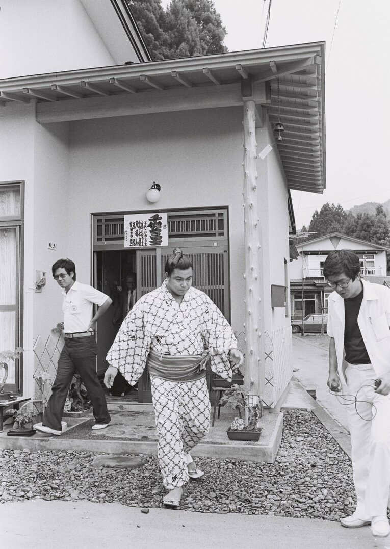 地方巡業で実家に一泊し町民が待つ土俵へ向かう千代の富士　©BUNGEISHUNJU
