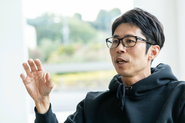 当時を振り返る徳本　©Mutsumi Tabuchi