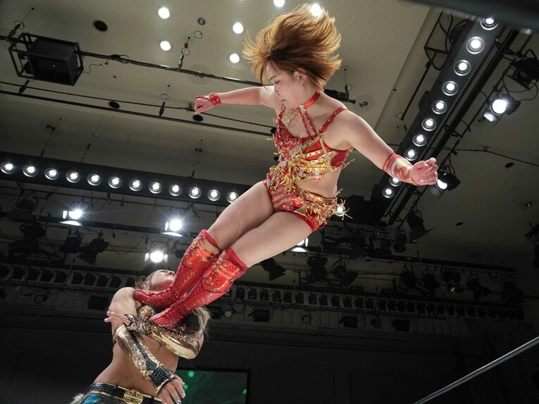 Sareeeの高角度ドロップキックがジュリアに命中　©Essei Hara