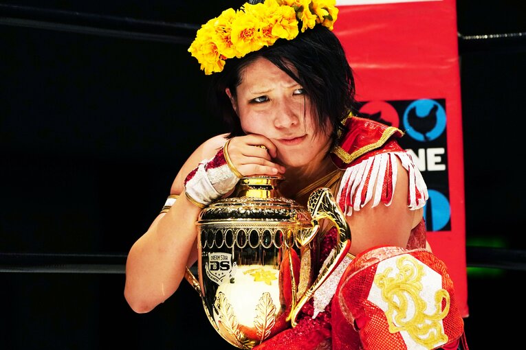 『DREAM STAR GP』優勝トロフィーを抱える林下詩美　©Essei Hara