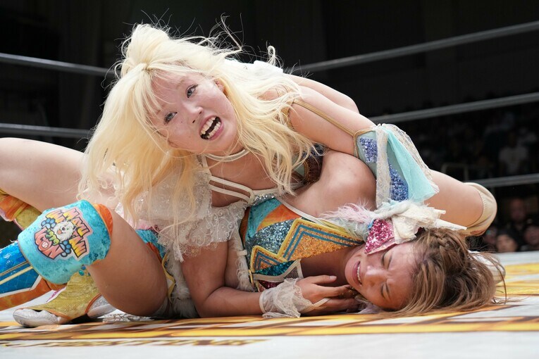 岩谷麻優を攻めるビクトリア弓月　©Essei Hara