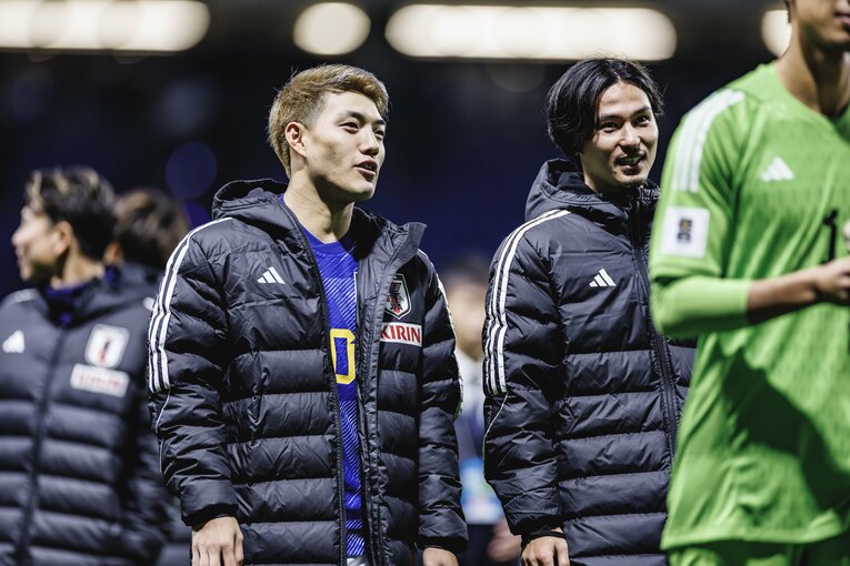 談笑する堂安律と南野拓実　©Kiichi Matsumoto