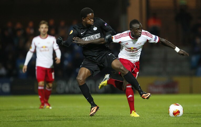 デンマークのエスビャウ所属時はヨーロッパリーグにも出場。競り合うのはザルツブルク時代のサディオ・マネ（右）（2013年）©︎Getty Images