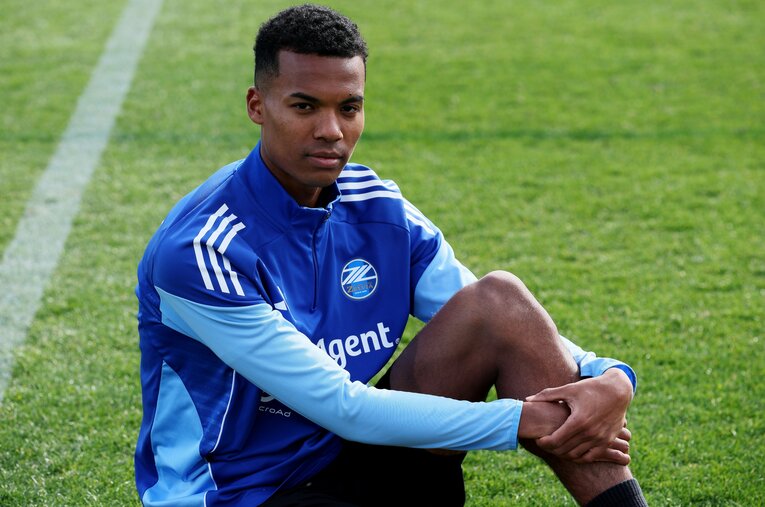 192cmの体躯と抜群の身体能力を誇るFC町田ゼルビアの望月ヘンリー海輝（24歳）。日本代表として出場し、歴史的勝利を収めたブラジル戦での“苦い記憶”を明かした ／ photograph by Shigeki Yamamoto