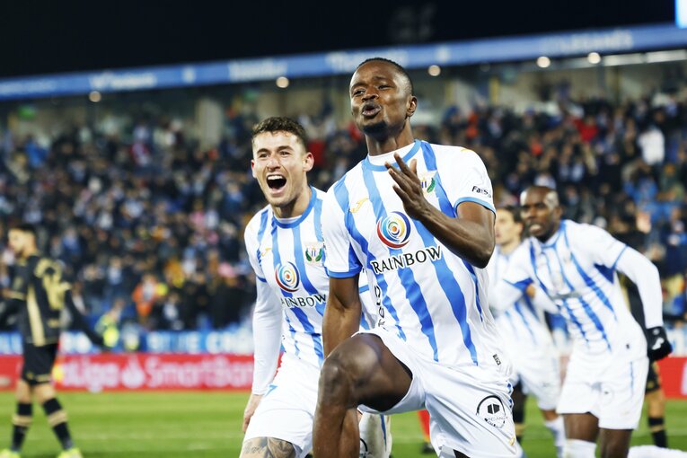 「W杯出番なし」からのリスタート…柴崎岳は今、スペイン2部でどうなっている？“思いを内に秘めたはず”30歳の今を撮った(26)