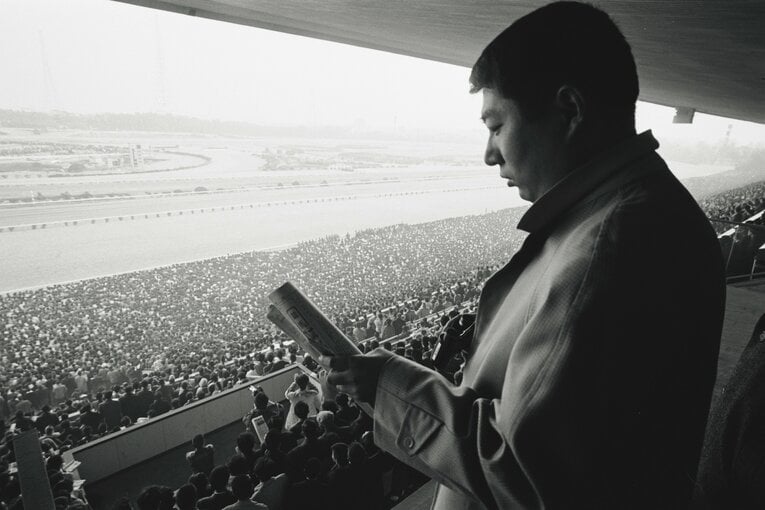 競馬を愛した作家・寺山修司と中山競馬場の大観衆　©BUNGEISHUNJU