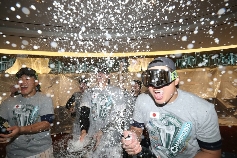 シャンパンファイトで超ハイテンションの大谷翔平　©︎AFLO