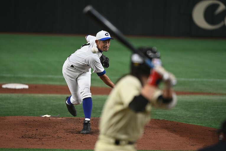 11月3日、草野球チーム「KOBE CHIBEN」の先発投手としてマウンドに立ったイチロー　©Naoya Sanuki