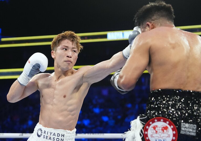 ジャブでペースを握り返した井上尚弥　©Naoki Fukuda