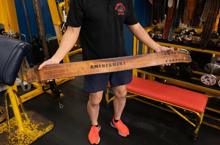 安治川親方が現役時代に使っていたトレーニングベルト。現在は安青錦が受け継いで使っている　©Tadashi Hosoda