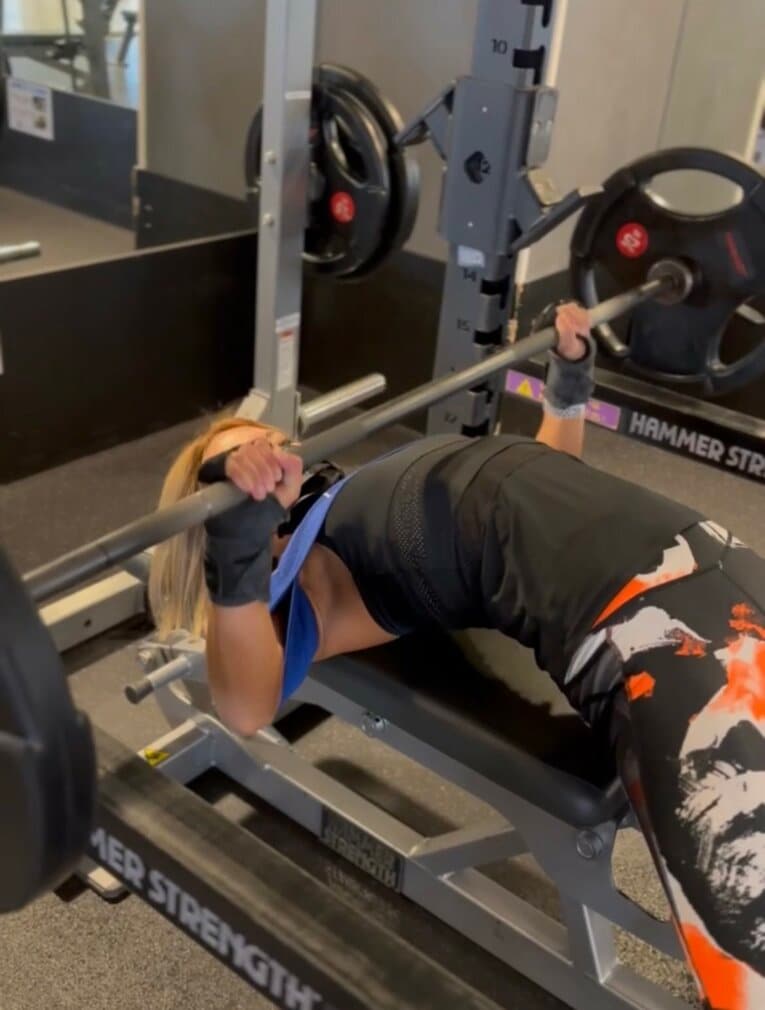 マムシさんの普段のトレーニング風景。ベンチプレスも大迫力　本人提供