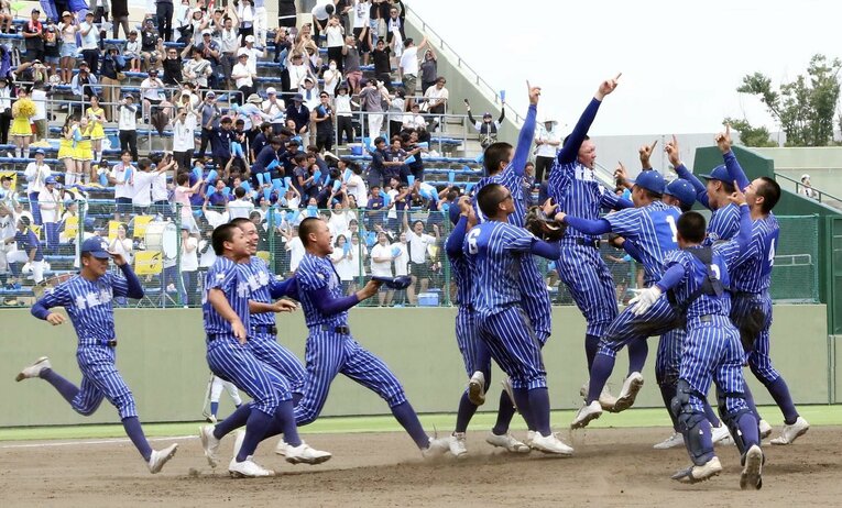 青藍泰斗としては初の甲子園出場。ド派手なユニフォームで旋風を巻き起こせるか　©Sankei Shimbun