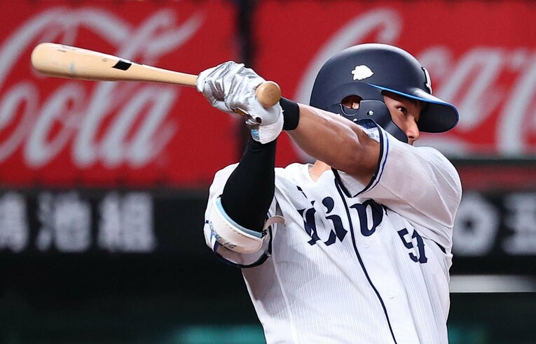 攻守に躍動する背番号51は、ライオンズ再建への旗印だ　©SANKEI SHIMBUN