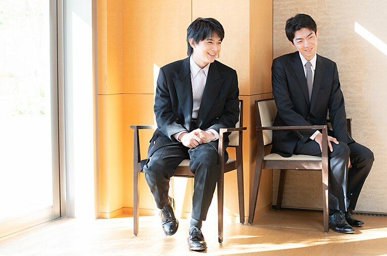 若くして活躍する2人の特別対談。俳優の吉沢亮さん（左）と、棋士の中村太地七段（右） ／ photograph by Nanae Suzuki