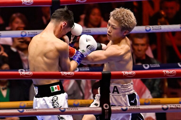 ガードの隙間から顔面を捉える左　©Hiroaki Finito Yamaguchi