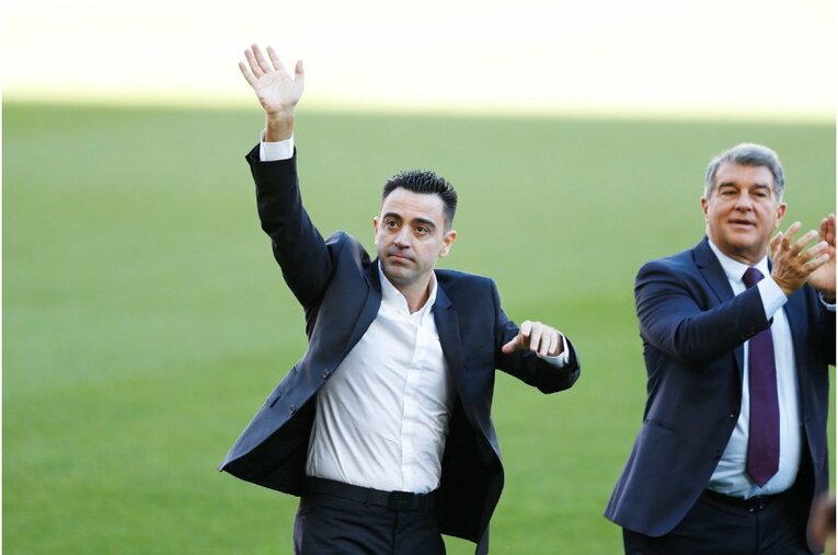 シャビ新監督41歳は暗黒バルサを救えるか 《メッシとの黄金連係・涙を撮ったカメラマン》が就任会見・初采配に見た“希望”とは(11)