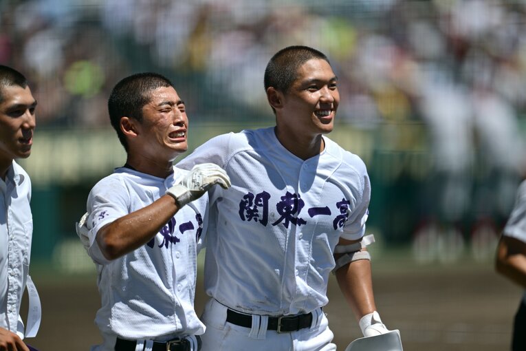 関東一、最後の打者になった２年生の坂本を慰めるチームメートたち（全6枚中の1枚目）　©Hideki Sugiyama