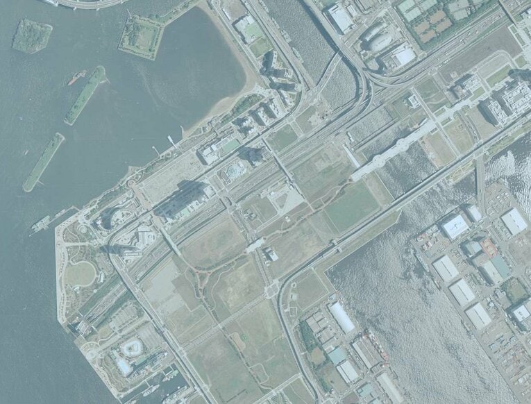 1997年のお台場付近の航空写真。まだまだ空き地は目立つものの、中央左にはフジテレビ、さらにその左にはヒルトン東京お台場、グランドニッコー東京台場も完成している　出典：国土地理院の空中写真