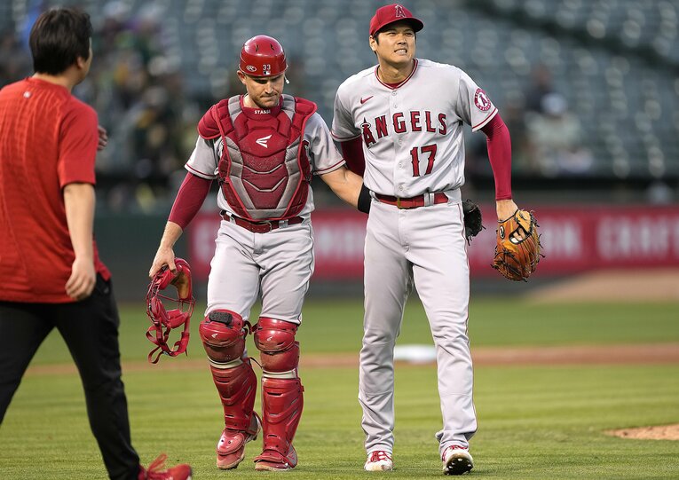 左足に打球を受け、苦痛に顔をゆがめる大谷翔平　©Getty Images