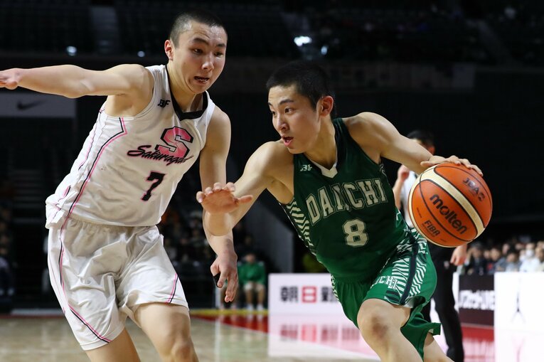 富永啓生（桜丘）vs.河村勇輝（福岡第一）／2018年ウインターカップ　©︎Naoki Nishimura/AFLO SPORT
