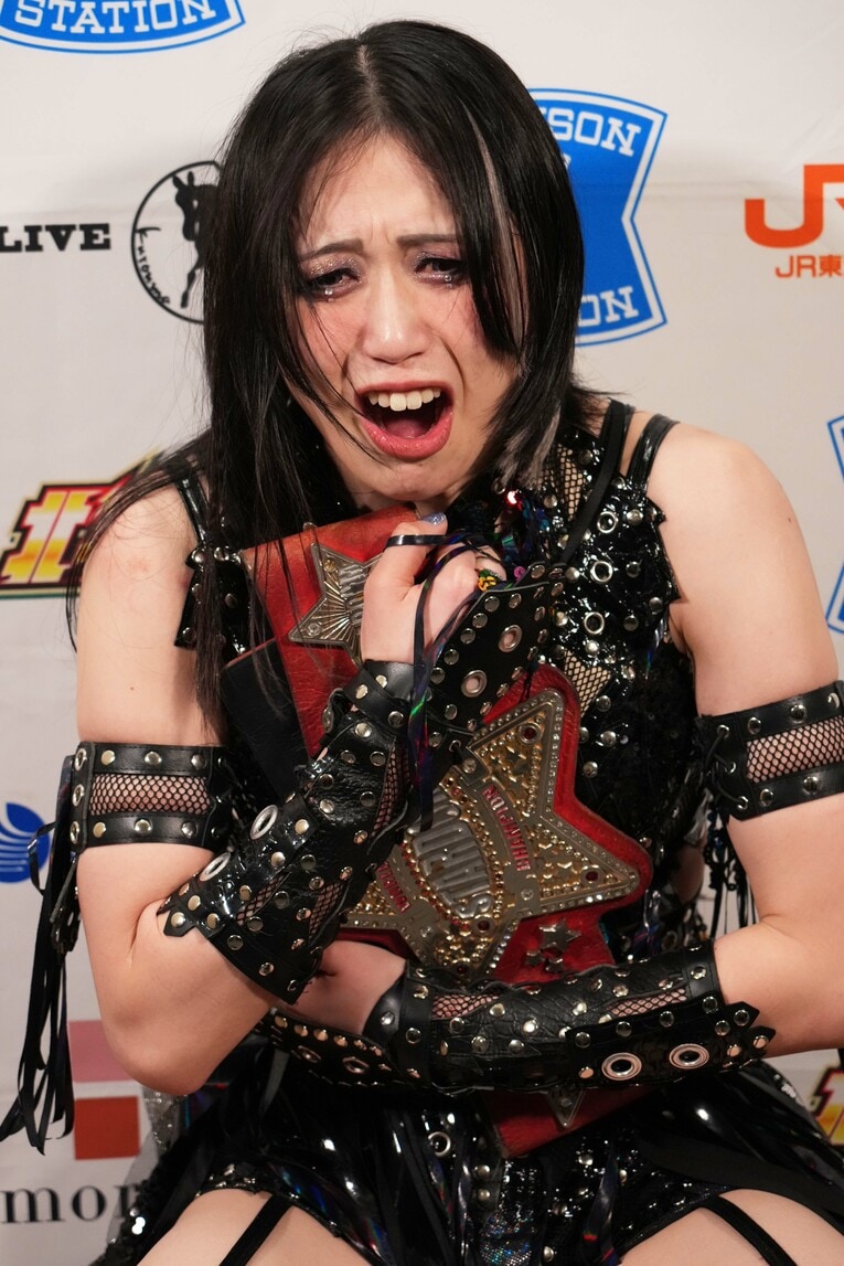 「無茶苦茶にしてやるからな」と叫ぶ上谷沙弥　©Essei Hara