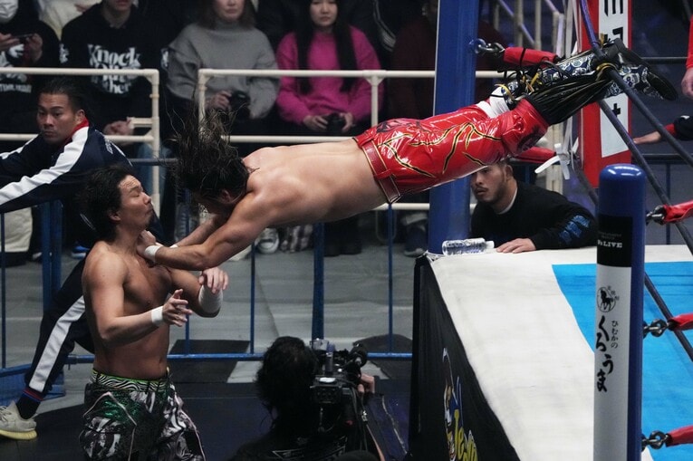 ジェイク・リーにトペを放つ辻陽太　©Essei Hara