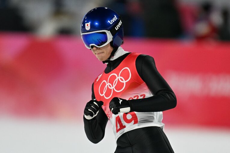 12日夜のスキージャンプ男子ラージヒル決勝、2回目を飛び終えてグッと拳を握る小林陵侑 ／ photograph by Naoya Sanuki/JMPA