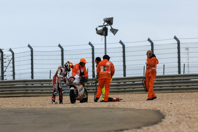 FP2の4コーナーで初転倒を喫した古里　photograph by Satoshi Endo