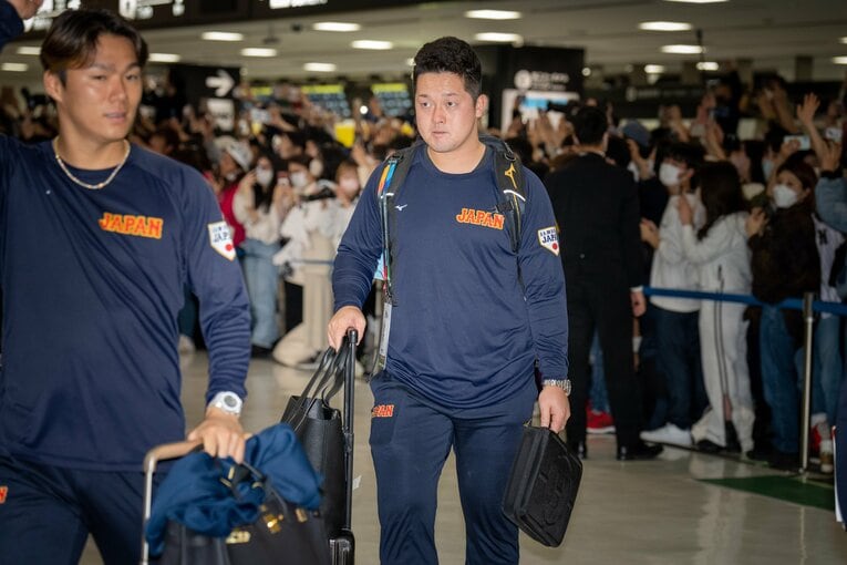 成田空港に到着した牧秀悟　©Shiro Miyake